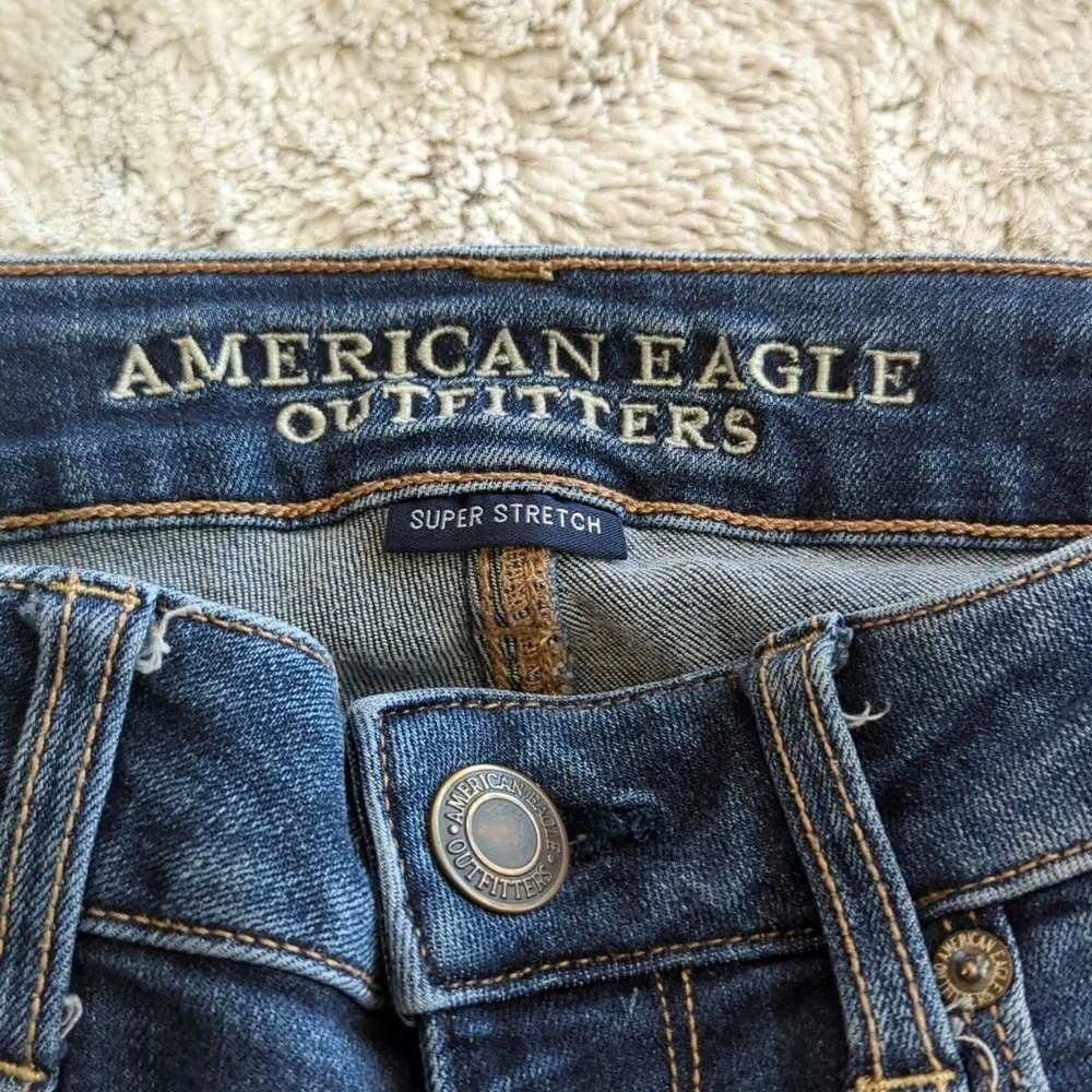 American Eagle Darker Wash Super Stretch Lower Rise Skinny Blue Jeans Size 2L - Picture 3 of 6